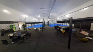 Padelhall av tälthall från Hallbyggarna Jonsereds. Faciliteter i mitten av padelhallen hos Padelroom Bollebygd